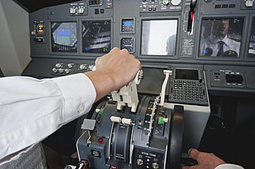 Deutschland, Bayern, München, Hände von Pilot und Co-Pilot beim Steuern eines Flugzeugs aus dem Cockpit - WESTF017045