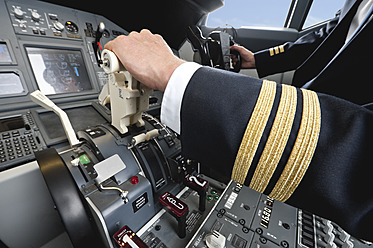Deutschland, Bayern, München, Pilot steuert Flugzeug aus Flugzeugcockpit - WESTF017047