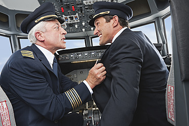 Deutschland, Bayern, München, Pilot und Co-Pilot streiten sich im Cockpit eines Flugzeugs - WESTF017070