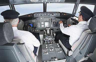Deutschland, Bayern, München, Pilot und Co-Pilot steuern Flugzeug aus dem Cockpit des Flugzeugs - WESTF017072