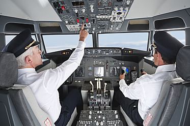 Deutschland, Bayern, München, Pilot und Co-Pilot steuern Flugzeug aus dem Cockpit des Flugzeugs - WESTF017073