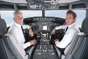 Deutschland, Bayern, München, Pilot und Co-Pilot steuern Flugzeug aus dem Cockpit des Flugzeugs - WESTF017074