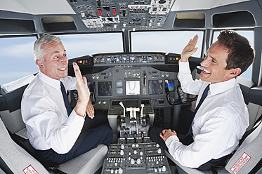Deutschland, Bayern, München, Pilot und Co-Pilot steuern Flugzeug aus dem Cockpit des Flugzeugs - WESTF017076