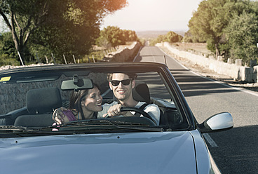 Spanien, Mallorca, Junges Paar unterwegs im Cabrio - WESTF017165