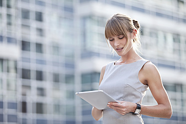 Germany, Bavaria, Munich, Young businesswoman with digital tablet - MAEF003738