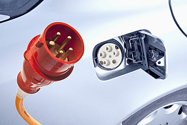 Germany, Power cord with electric car, close up - TSF000358