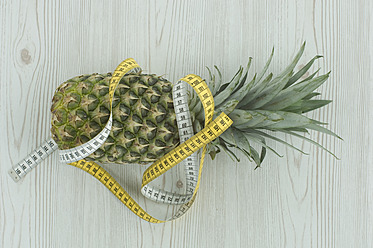 Mit Maßband umwickelte Ananas - ASF004418