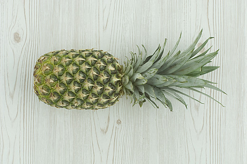 Ananas auf hölzernem Hintergrund - ASF004426