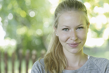 Germany, Bavaria, Schaeftlarn, Close up of young woman, smiling, portrait - TCF001720