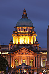 Vereinigtes Königreich, Irland, Irland, Nordirland, Belfast, Ansicht des Rathauses bei Nacht - SIEF001842