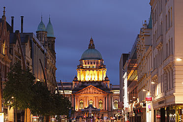 Vereinigtes Königreich, Irland, Nordirland, Belfast, Ansicht des Rathauses am Donegall Place - SIEF001843