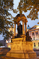 Vereinigtes Königreich, Irland, Nordirland, Belfast, Frederick Temple Marquess of Dufferin-Denkmal mit Rathaus im Hintergrund - SIEF001844