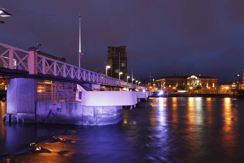 Vereinigtes Königreich, Irland, Nordirland, Belfast, Blick auf Lagan Weir mit Stadtbild bei Nacht, lizenzfreies Stockfoto