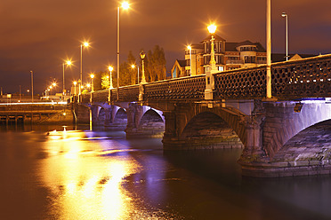 Vereinigtes Königreich, Irland, Nordirland, West Belfast, Queen's bridge mit Lagan river bei Nacht - SIEF001847