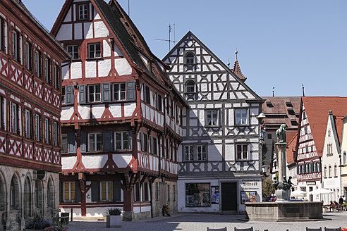 Deutschland, Bayern, Franken, Fränkische Schweiz, Forchheim, Blick auf den Kriegerbrunnen am Rathausplatz - SIEF001826