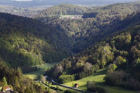 Deutschland, Bayern, Franken, Fränkische Schweiz, Blick auf das Wiesenttal von Muggendorf aus, lizenzfreies Stockfoto