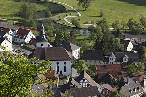 Deutschland, Bayern, Franken, Fränkische Schweiz, Muggendorf, Blick auf die Gemeinde Wiesenttal mit dem Fluss Wiesent - SIEF001820