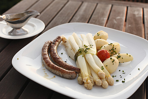 Deutschland, Bayern, Franken, Fränkische Schweiz, Kartoffeln, Würste und Spargel auf dem Tisch - SIEF001816