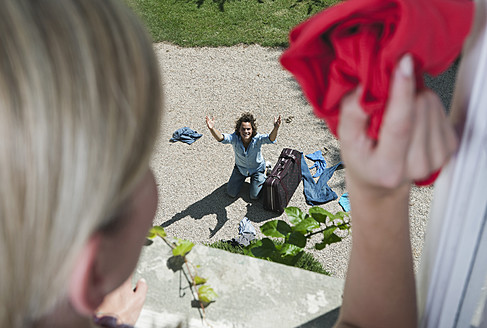 Italien, Toskana, Blick aus dem Hotelfenster auf einen schuldbewussten jungen Mann mit Gepäck - PDF000247