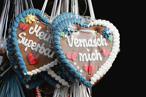 Germany, Munich, Gingerbread hearts, close up - HSTF000010
