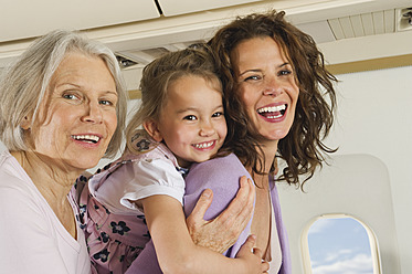 Deutschland, München, Bayern, Frauen und Mädchen amüsieren sich in der Economy Class eines Flugzeugs - WESTF017197