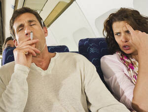 Deutschland, München, Bayern, Mann raucht und Frauen ärgern sich in der Economy Class eines Flugzeugs - WESTF017217