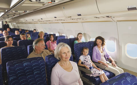 Deutschland, München, Bayern, Menschen in der Economy Class eines Flugzeugs, lizenzfreies Stockfoto