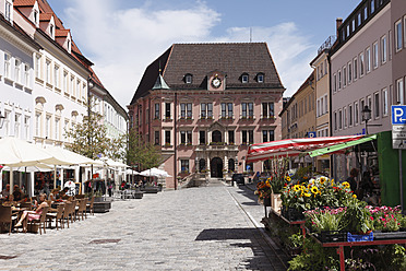 Deutschland, Bayern, Schwaben, Kaufbeuren, Ansicht des Rathauses mit Restaurant und Blumenladen - SIEF001862