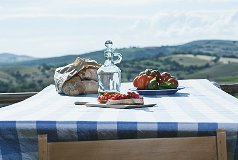 Italien, Toskana, Magliano, Bruschetta, Brot, Tomaten und Olivenöl auf dem Tisch - WESTF017354