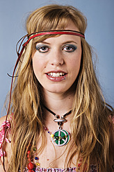 Nahaufnahme einer jungen Hippie-Frau, lächelnd, Porträt - MUF001084