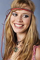 Nahaufnahme einer jungen Hippie-Frau, lächelnd - MUF001085