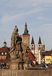 Deutschland, Bayern, Franken, Würzburg, Ansicht des Rathauses und des Doms von St. Killan - SIEF001867