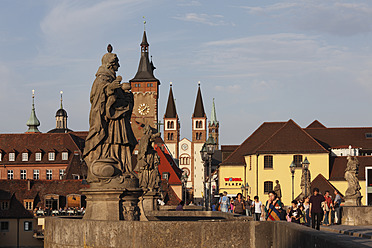 Deutschland, Bayern, Franken, Würzburg, Blick auf Rathaus und Dom St. Kilian - SIEF001868