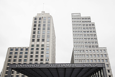 Deutschland, Berlin, Blick auf den Bahnhof Potsdamer Platz in Berlin - JMF000008