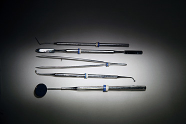 Verschiedene zahnärztliche Werkzeuge auf weißem Hintergrund - JMF000026