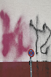 Deutschland, Berlin, Straßenschild mit Graffiti-Wand im Hintergrund - JMF000038