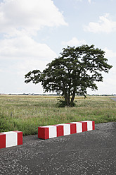 Deutschland, Berlin, Blick auf den leeren Flughafen Tempelhof - JMF000030