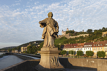 Deutschland, Bayern, Würzburg, Blick auf Statue und alte Hauptbrücke - SIEF001879