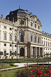 Deutschland, Bayern, Würzburg, Ansicht der Würzburger Residenz mit Garten - SIEF001882