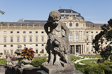 Deutschland, Bayern, Würzburg, Blick auf Putte im Garten mit Schloss im Hintergrund - SIEF001884