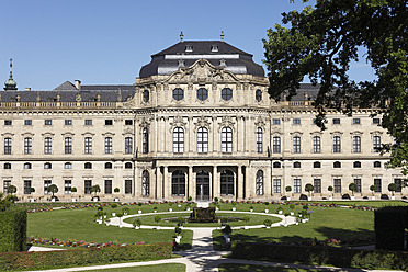 Deutschland, Bayern, Würzburg, Ansicht der Würzburger Residenz mit Garten - SIEF001885