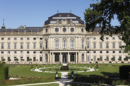 Deutschland, Bayern, Würzburg, Ansicht der Würzburger Residenz mit Garten - SIEF001885