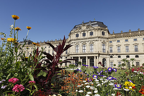 Deutschland, Bayern, Würzburg, Blick auf Garten mit Schloss im Hintergrund - SIEF001886