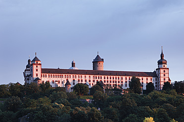 Deutschland, Bayern, Würzburg, Blick auf die Festung marienberg in der Abenddämmerung - SIEF001896