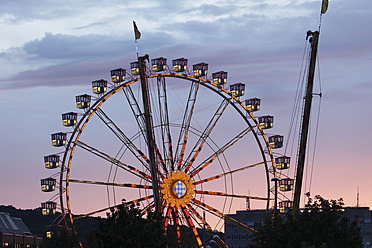 Deutschland, Bayern, Würzburg, Blick auf Riesenrad in Kiliani Messe - SIEF001897