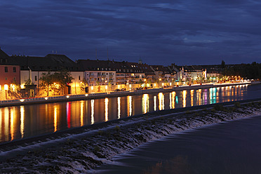 Deutschland, Bayern, Würzburg, Blick auf alte Hauptbrücke und Fluss in der Abenddämmerung - SIEF001899