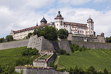 Deutschland, Bayern, Würzburg, Blick auf die Festung marienberg - SIEF001900