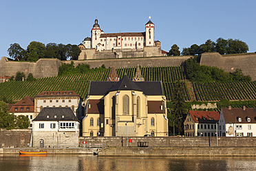 Germany, Bavaria, Wuerzburg, View of church and fortress marienberg - SIEF001903