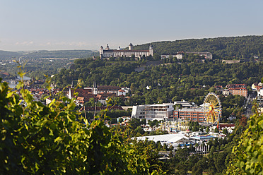 Deutschland, Bayern, Würzburg, Blick auf Kilianimarkt und Festung Marienberg - SIEF001904