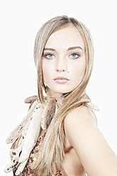 Junge Frau mit hölzerner Halskette, Porträt - MAEF003816